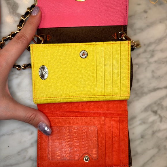 Metrocity Black Crossbody Wallet with Gold Chain EUC - Picture 5 of 8